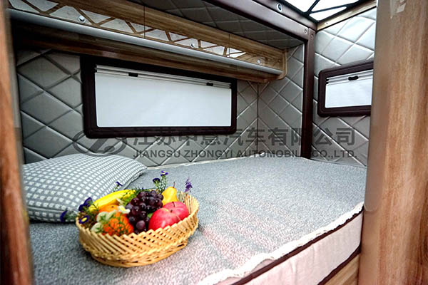 中意SZY5060XLJN依維柯三擴(kuò)展房車