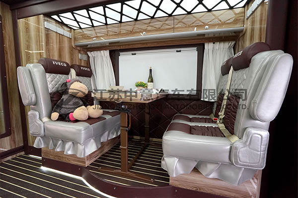 中意SZY5060XLJN依維柯三擴(kuò)展房車