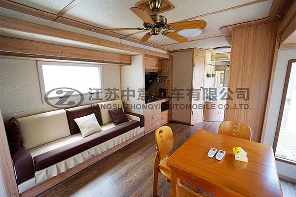 宿營(yíng)車(chē)