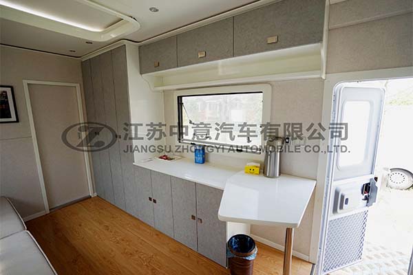 宿營(yíng)車(chē)