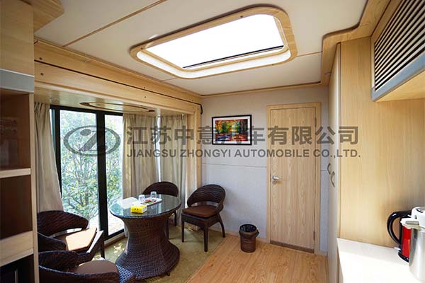 宿營(yíng)車(chē)