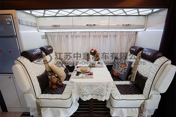 中意SZY5045XLJ進(jìn)口自動擋雙拓展依維柯C型房車