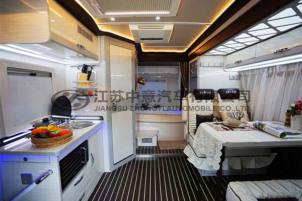 中意SZY5045XLJ進(jìn)口自動擋雙拓展依維柯C型房車