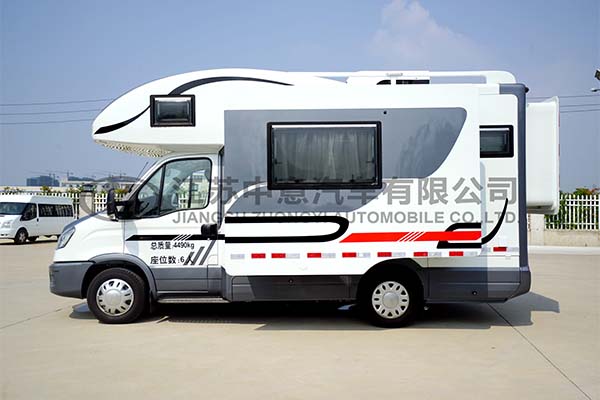 中意SZY5045XLJN2歐勝雙拓展自動(dòng)擋依維柯C型房車