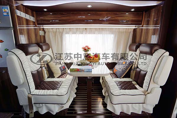 中意SZY5045XLJN2歐勝雙拓展自動擋依維柯C型房車